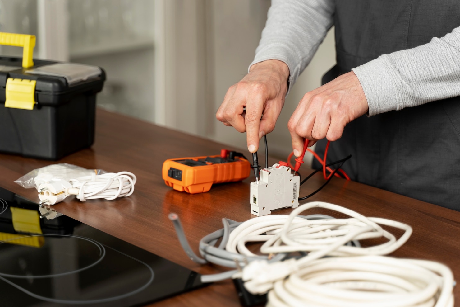 service-maintenance-worker-repai